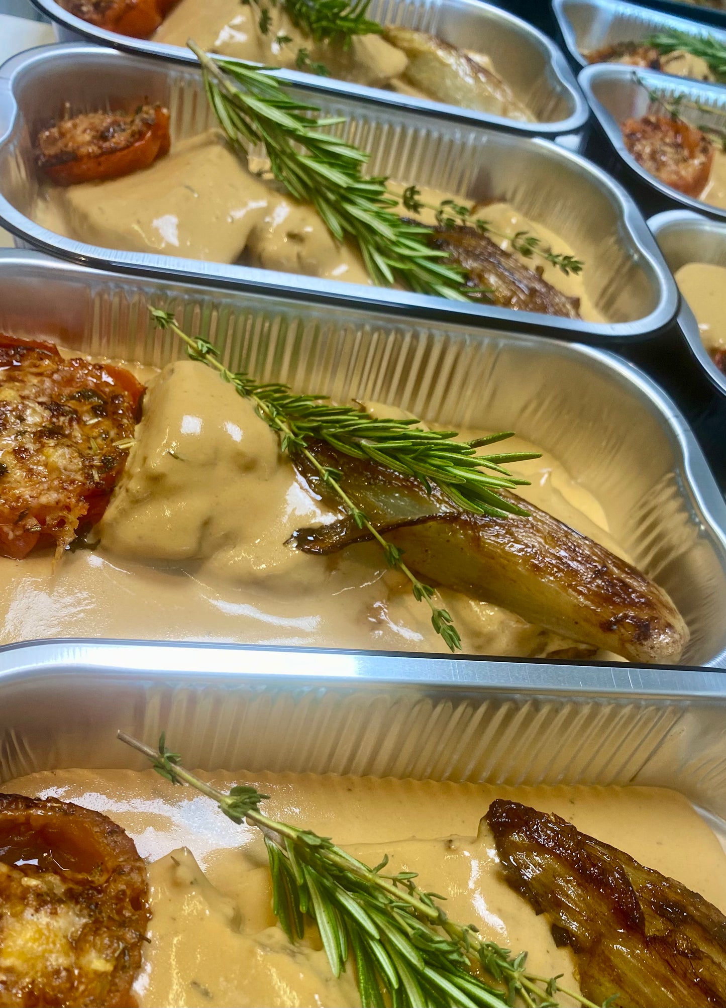 Varkenshaasje, dijonaise, tomaatje in de oven, witloof