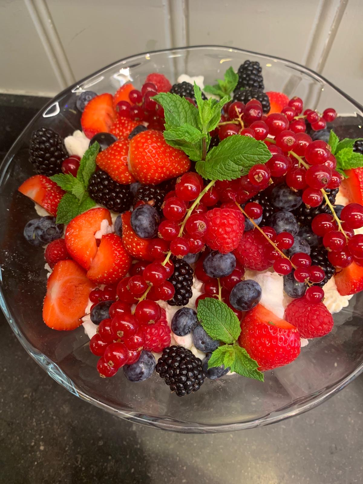 Mousse van Griekse yoghurt, bosvruchten, meringue