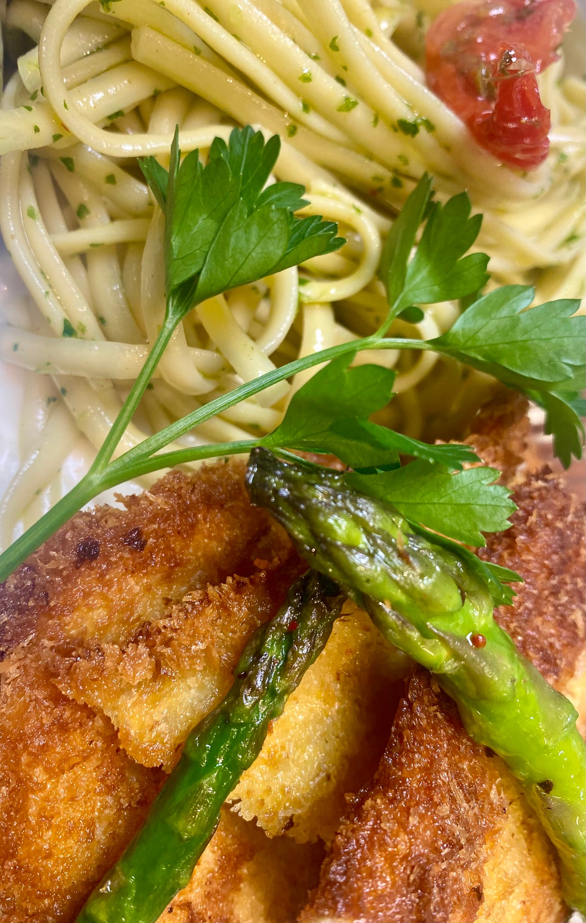Krokante hoevekip met panko, crème van gorgonzola, verse linguine