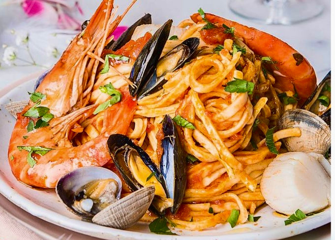Linguine "Fruit de Mer" met vongole, mosseltjes, gamba, kerstomaatjes