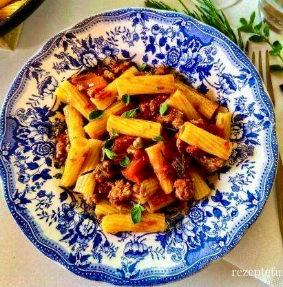 Rigatone met aubergine, tomaat, verse ricotta, basilicum