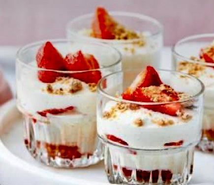 Mousse van Griekse yoghurt met verse aardbeien