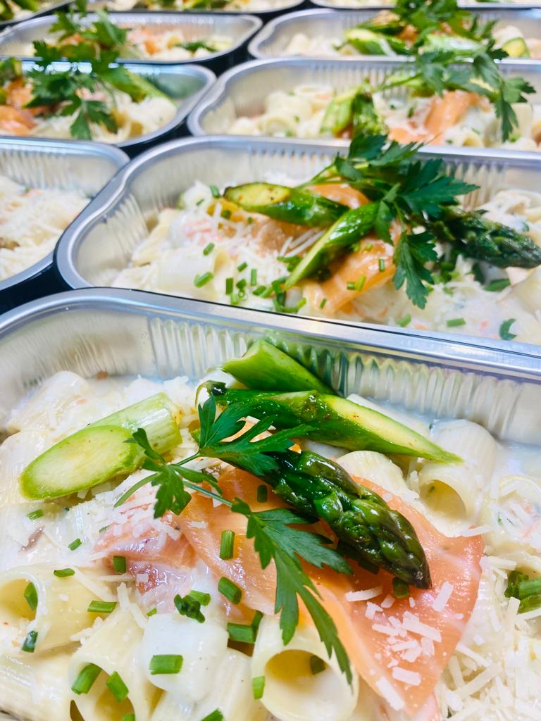 Mezze maniche, groene asperges, gerookte zalm