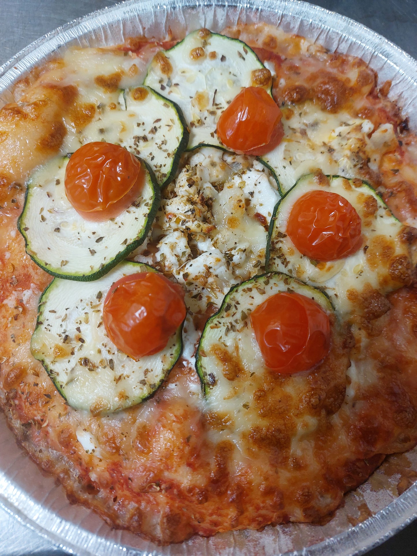 Pizza geitenkaas en kerstomaat
