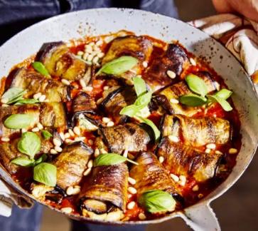 Aubergine rolletjes gevuld met ricotta, coulis van tomaten, basilicum