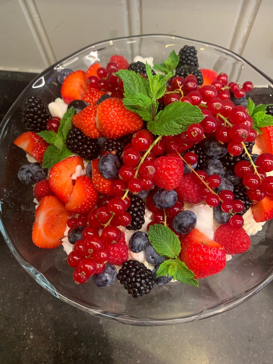 Mousse van Griekse yoghurt, bosvruchten, meringue