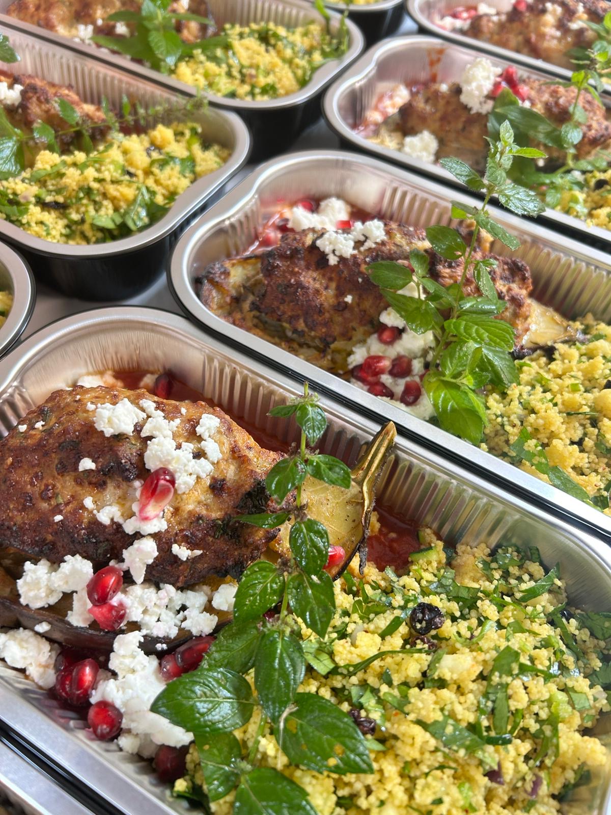 Aubergine gevuld met gehakt, oosterse kruiden, coulis van tomaat, couscous, granaatappel