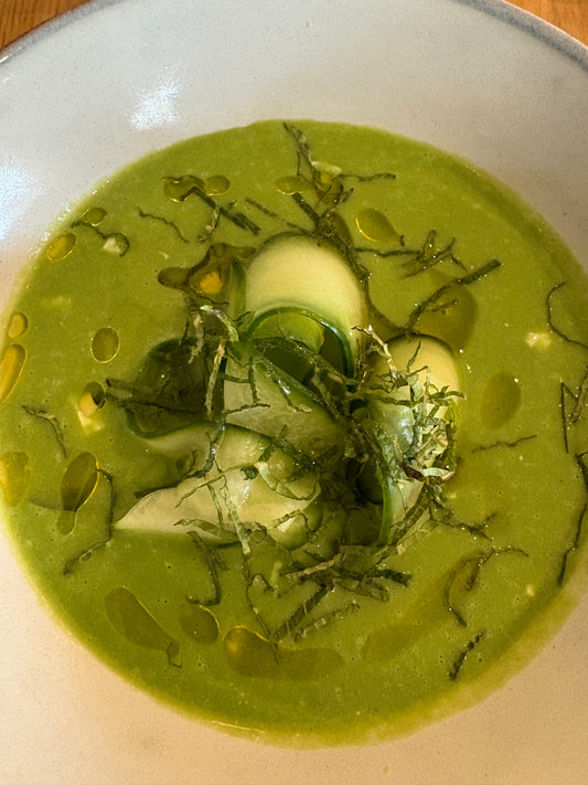 Gazpacho van erwtjes, komkommer, shiso