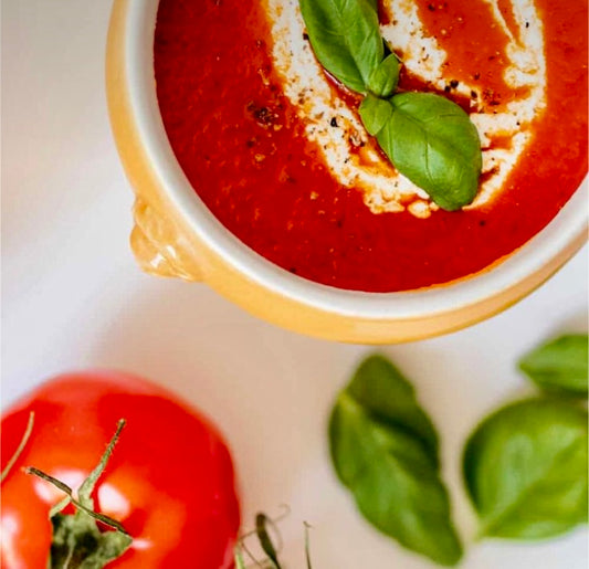 Tomatensoep, basilicum