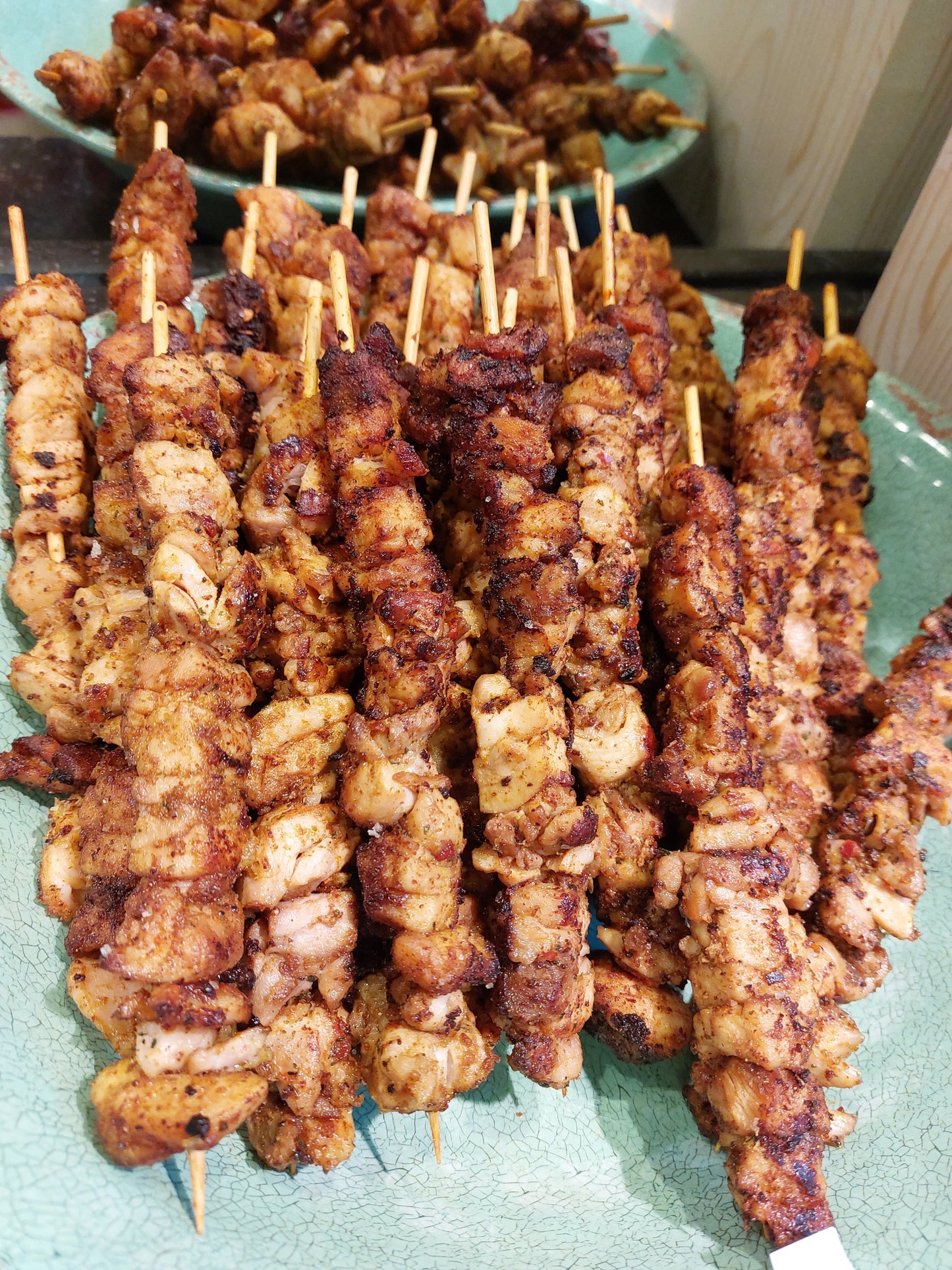 Arrosticini's van kip met currydip