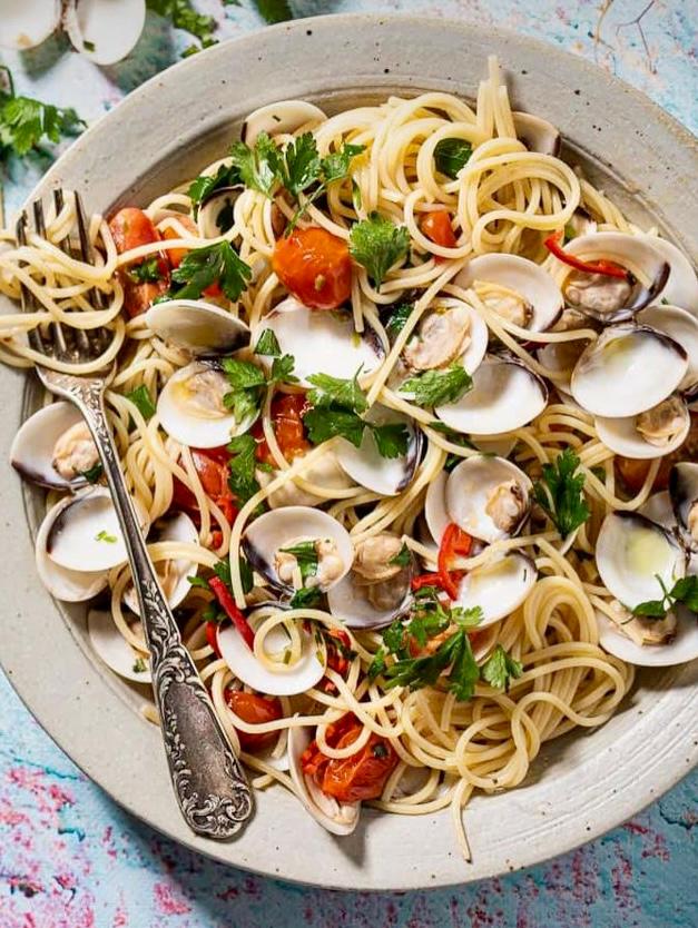 Pasta vongole, kerstomaatjes, platte peterselie