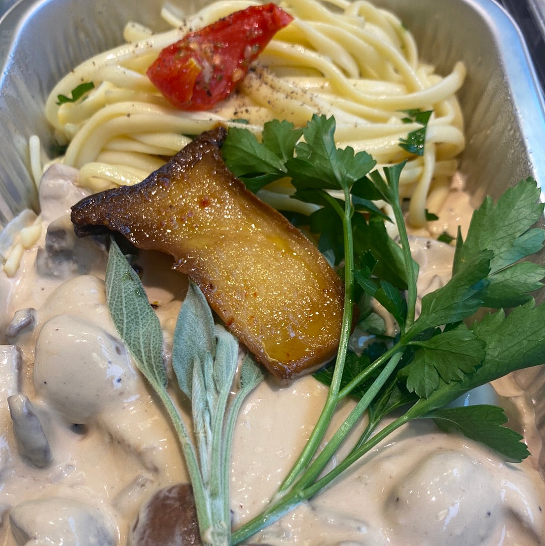 Kalkoengebraadje, champignons, salie en verse linguine