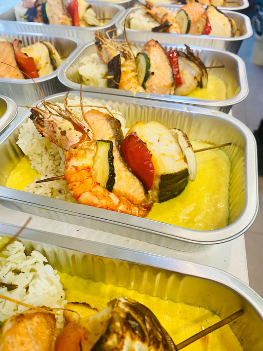 Brochette van vis, vadouvan curry, jasmijnrijst en verse tuinkruiden